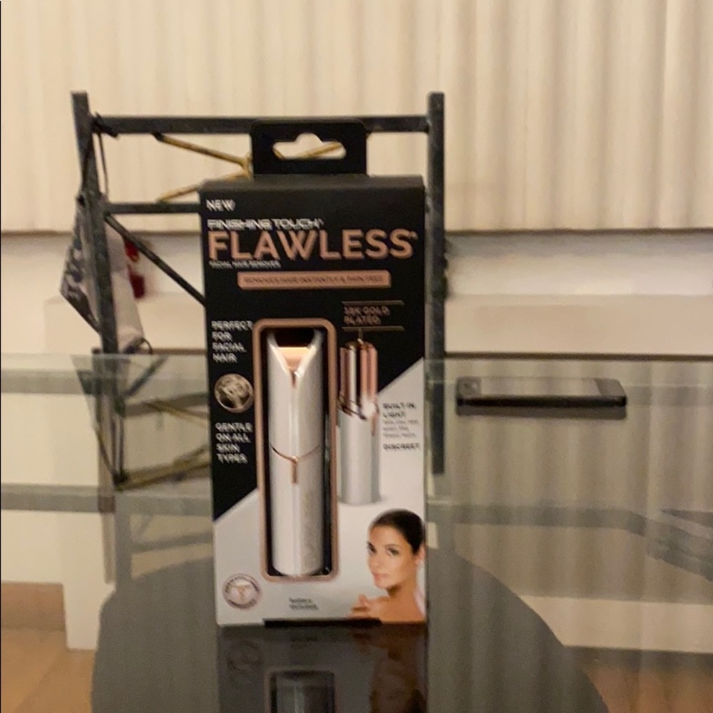 Flawless Finishing Touch-Facial Hair Remover - Picture 3 of 8